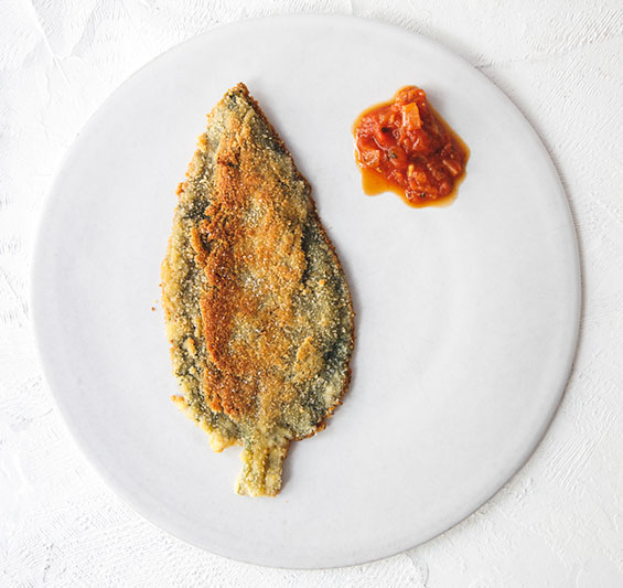 Gebackener Beinwell mit Scamorza & Tomaten-Confit