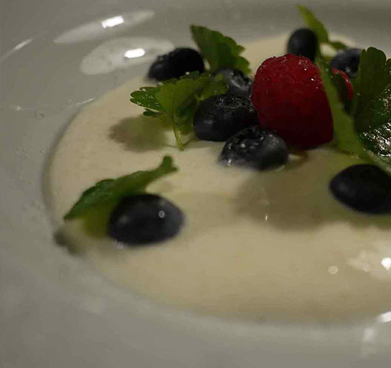 Gundermann, Mascarpone, frische Beeren