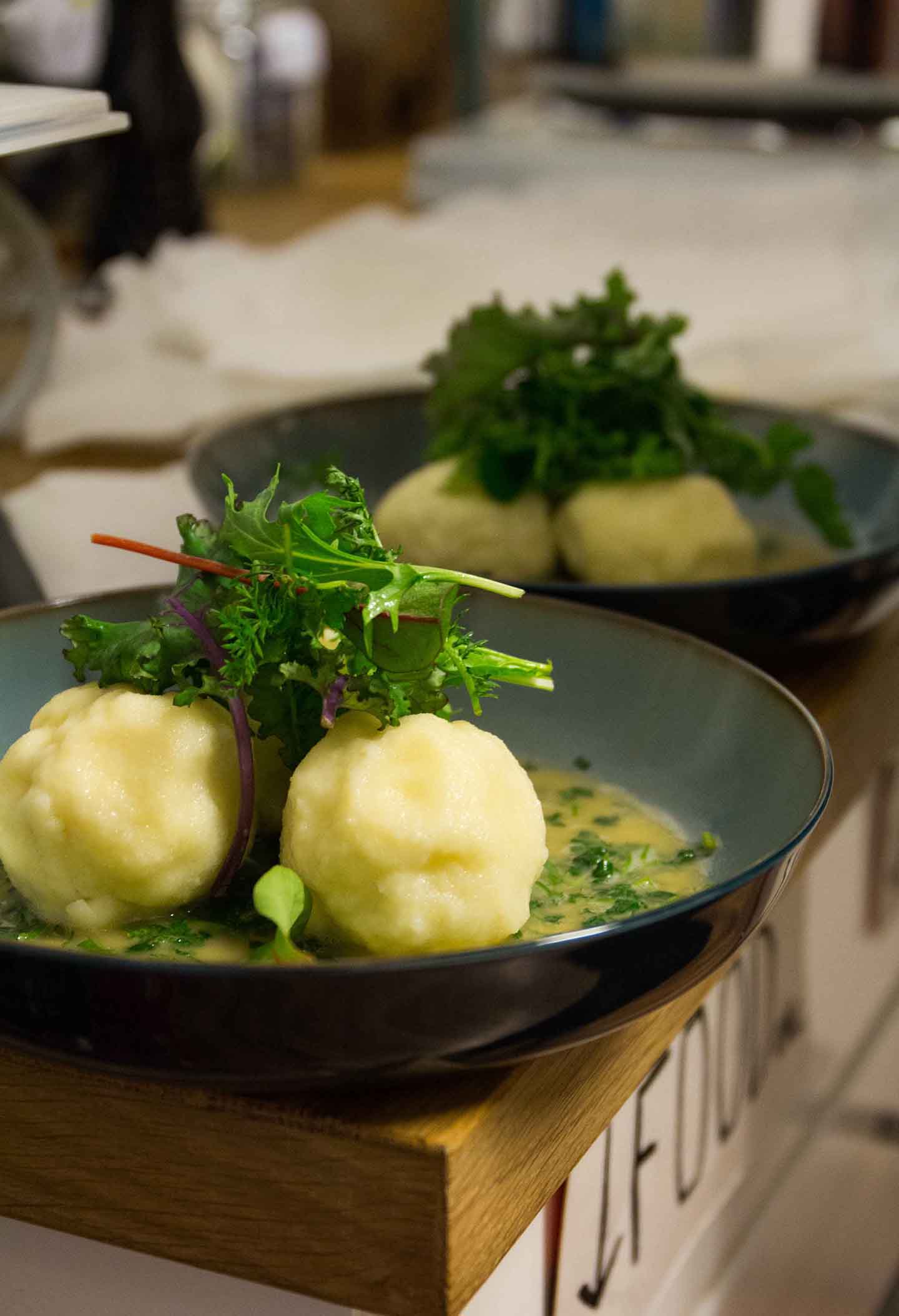 Der stärkende Lunch: Gnudi in Wiesenkerbel-Butter mit Wildkräuter-Salat