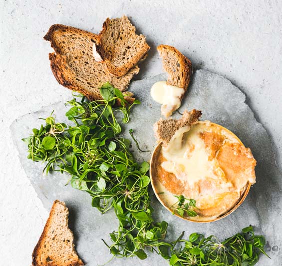 Ofenkäse mit Postelein