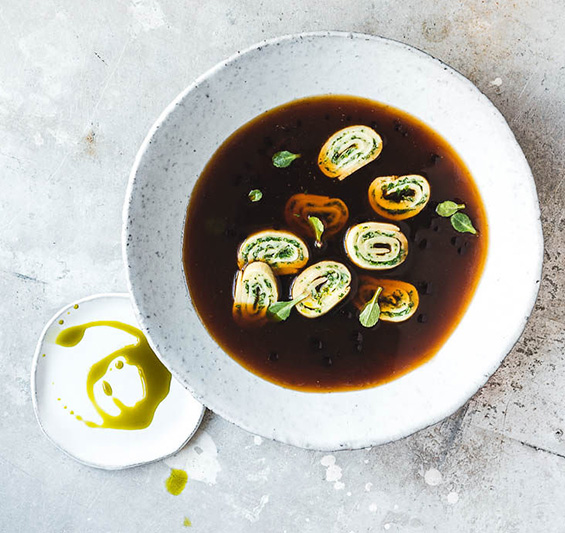 Waldpilz-Essenz mit Wildkräuter-Frittaten